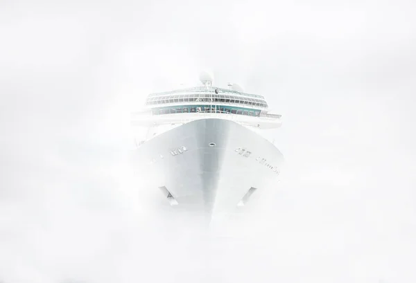 Kreuzfahrtschiff Fährt Nebel — Stockfoto