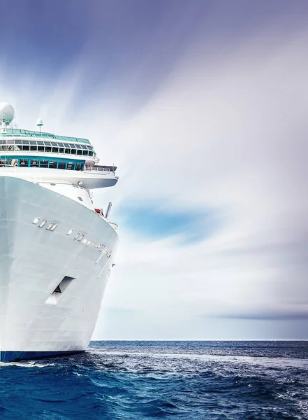 Cruiseschip Met Blauwe Lucht — Stockfoto