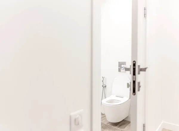 Porta aperta in bagno con wc — Foto Stock