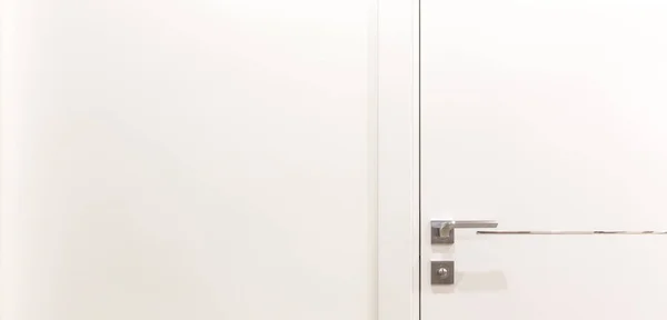 Metalic dörrhandtaget på en vit modern dörr — Stockfoto