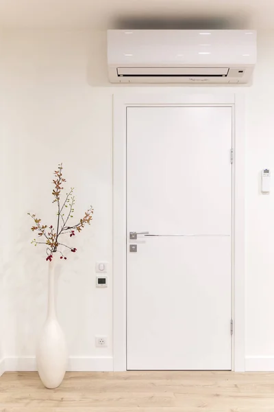 Bílé dveře v moderní domácnosti — Stock fotografie