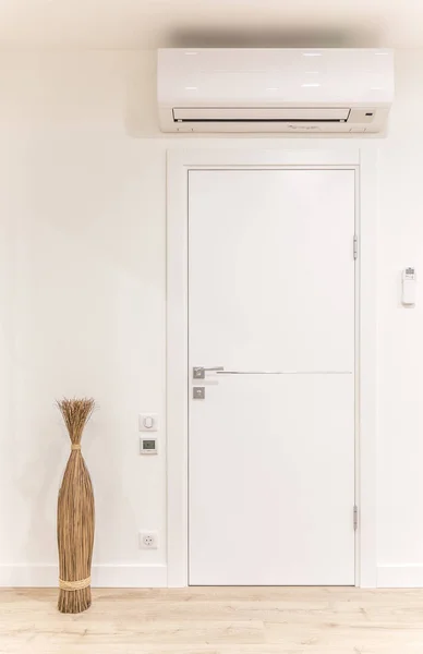 Modern ev beyaz kapı — Stok fotoğraf