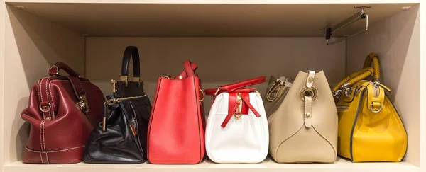 Коллекция сумок в женском шкафу — стоковое фото