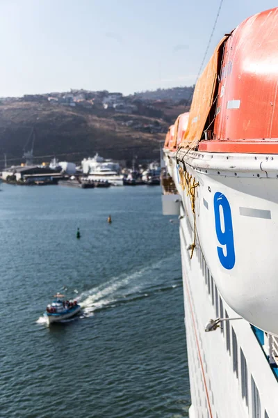 Barche di salvataggio su nave da crociera — Foto Stock