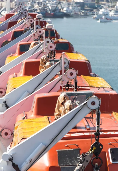 Barche di salvataggio su nave da crociera — Foto Stock