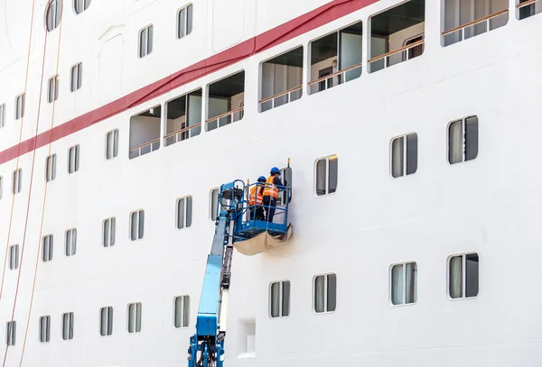 Arbeiter Putzen Fenster Auf Kreuzfahrtschiff Hafen — Stockfoto