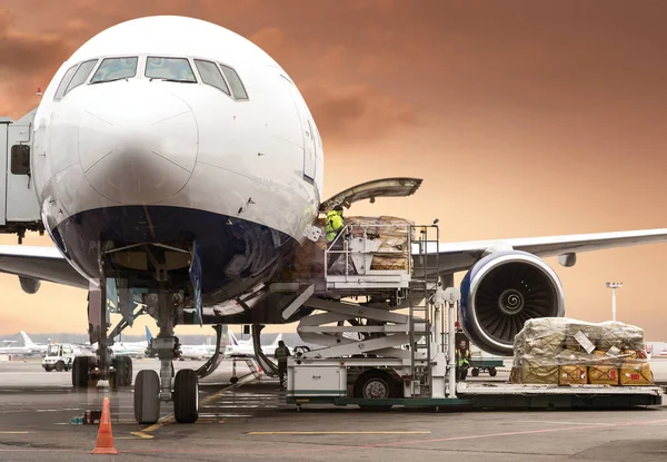 Laden Van Lading Het Vliegtuig Luchthaven Bekijken Venster — Stockfoto