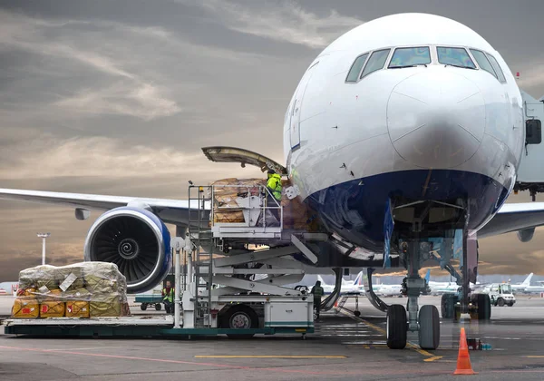 Carga de carga en el avión en el aeropuerto, vista a través de la ventana — Foto de Stock