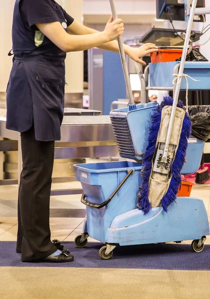清洁工是准备洗机场走廊 — 图库照片
