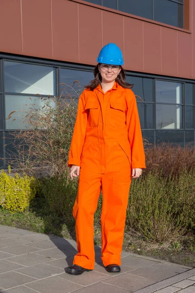 Mulher Trabalhador Laranja Capacete Segurança Global Azul — Fotografia de Stock