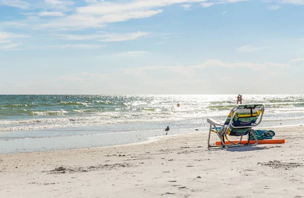 带椅子和袋子的海洋和海滩景观 — 图库照片