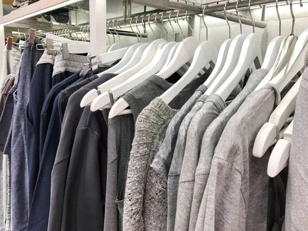 Ropa Colgada Estante Una Tienda Ropa Diseño — Foto de Stock