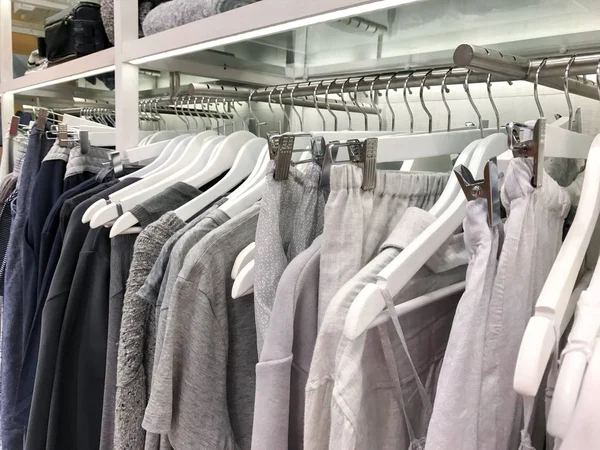 Bir Tasarımcı Giyim Mağazası Bir Rafa Asılı Elbiseleri — Stok fotoğraf