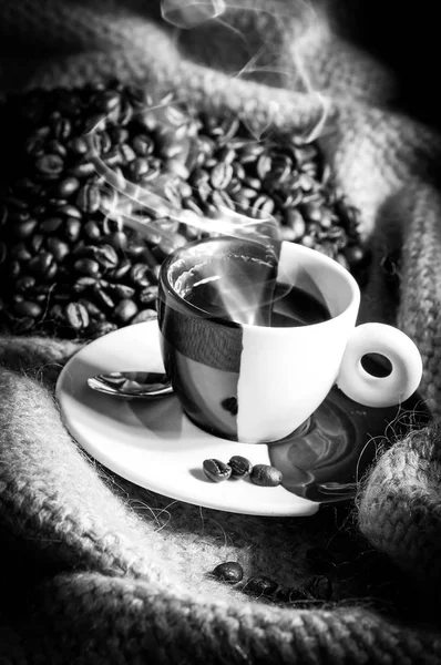 Filiżanka kawy i ziarna kawy na płótnie — Zdjęcie stockowe