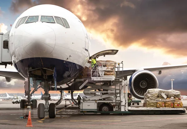 ⬇ Скачать картинки Loading cargo plane, стоковые фото Loading cargo plane в  хорошем качестве - Страница 2 | Depositphotos