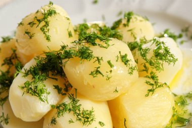 haşlanmış patates maydanoz ile