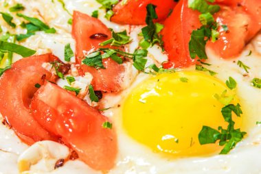 Domates ve otlar ile kızarmış yumurta