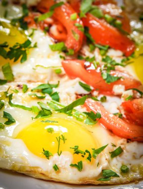 Domates ve otlar ile kızarmış yumurta