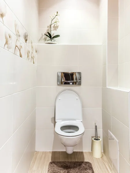 Salle de bain avec WC dans un style moderne — Photo