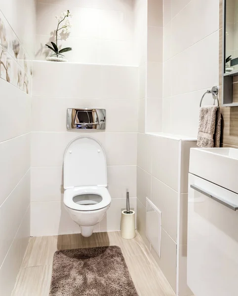 モダンなスタイルでトイレつきバスルーム — ストック写真