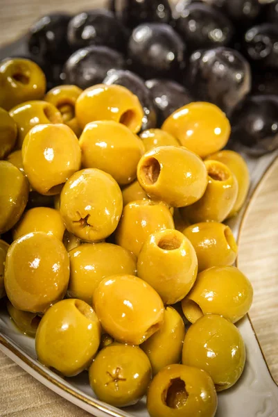 Pitted green and black olives — Stock Photo, Image