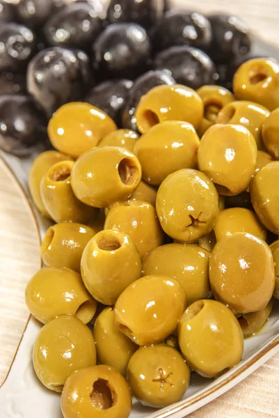 Pitted green and black olives — Stock Photo, Image