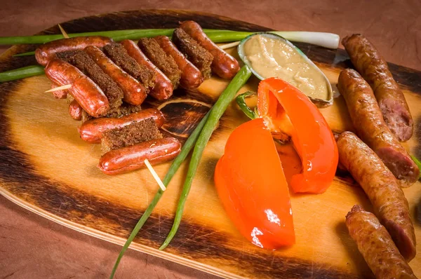 Juego de salchichas con cebolla verde y pimiento rojo —  Fotos de Stock