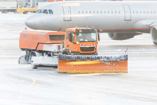 Schneepflug beseitigt Schnee von Start- und Landebahnen und Straßen im Flughafen während — Stockfoto