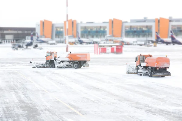 Schneepflug beseitigt Schnee von Start- und Landebahnen und Straßen im Flughafen während — Stockfoto