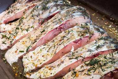 Tepsi yemek, blanc amour otlar ile önce pişirme üzerinde çiğ balık