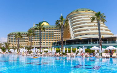 Antalya, Türkiye - 11 Mayıs 2014: Delphin Imperial hotel Antalya'da 11 Mayıs 2014 Yüzme havuzlu.