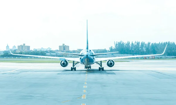 Vista posteriore dell'aereo in piedi sulla pista di atterraggio dell'aeroporto — Foto Stock