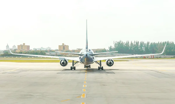 Vista traseira do avião em pé na pista do aeródromo — Fotografia de Stock