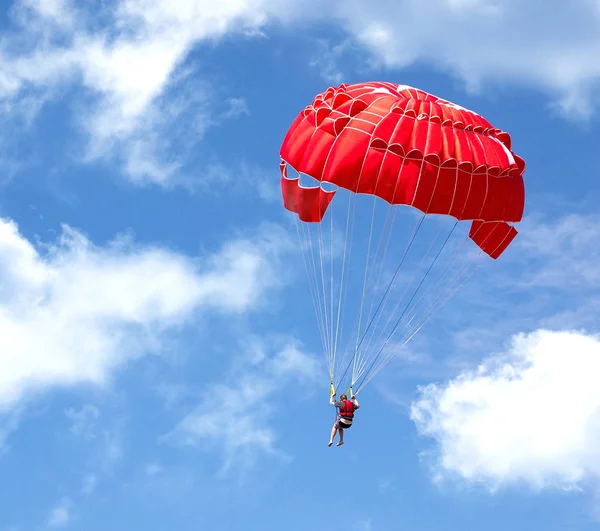 Paraquedismo sobre um mar, rebocando por um barco — Fotografia de Stock