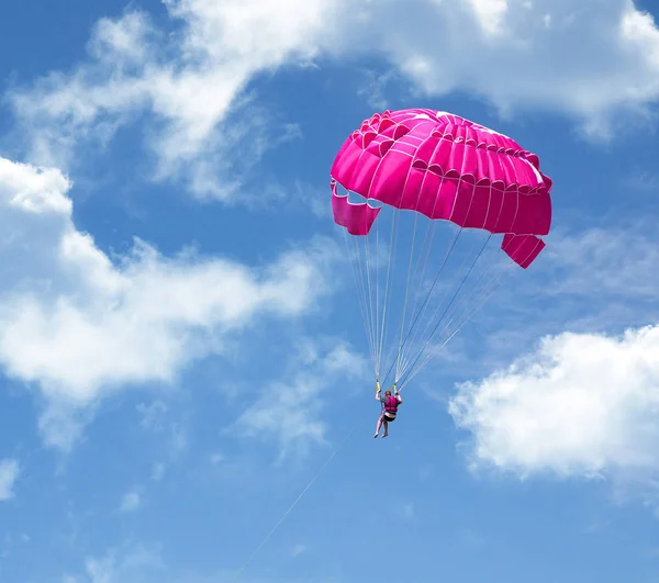 Parachuting over a sea, towing by a boat — Stock Photo, Image