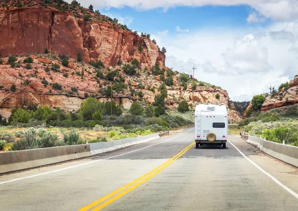 Kamyonet ve karavan Bryce canyon yolu üzerindeki