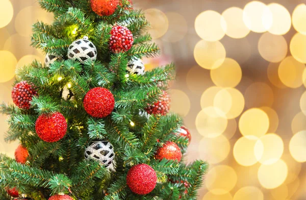 Albero di Natale con decorazione rossa nel centro commerciale — Foto Stock