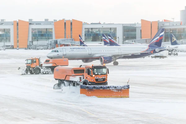 Moskva Rusko Prosinec 2016 Sněžný Odstranění Sněhu Dráhy Silnice Letišti — Stock fotografie
