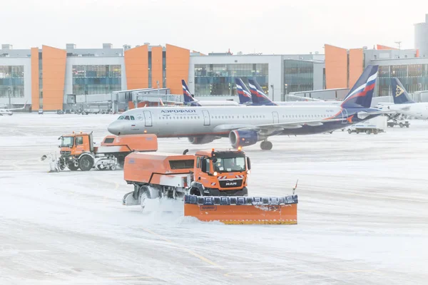 Moscú Rusia Diciembre 2016 Quitando Quitanieves Las Pistas Carreteras Del —  Fotos de Stock