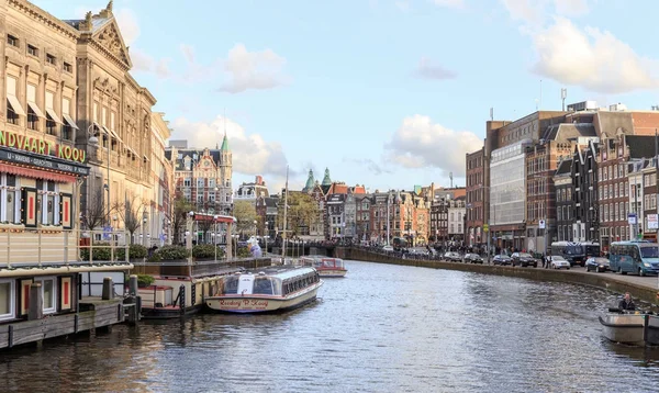 Amsterdam, Nederland - 15 maart: Straten van de stad met cana — Stockfoto