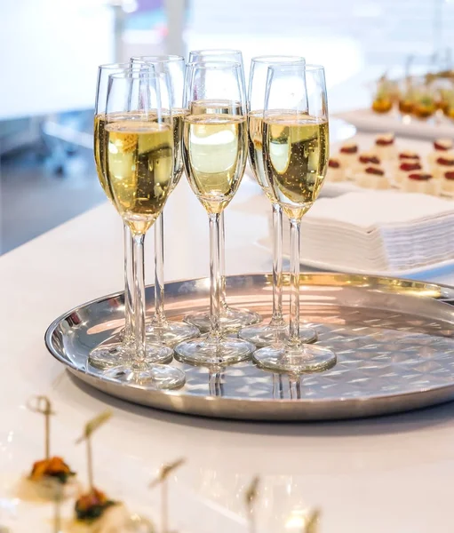 Glas Mousserande Champagne Ett Buffébord — Stockfoto