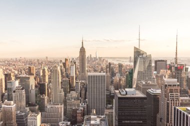New York, Usa - 17 Mayıs 2019: New York Şehri Manhattan şehir merkezi gökdelenleri ve mavi gökyüzü manzaralı.