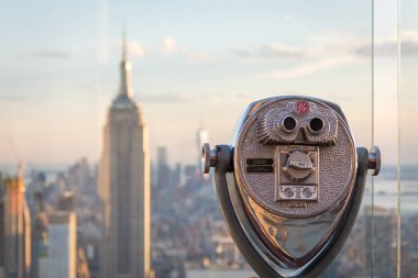 New York, Usa - 17 Mayıs 2019: Manhattan, New York şehir merkezindeki binalara bakan dürbünler