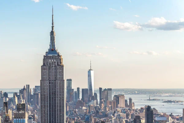 New york, Usa - May 17, 2019: New York City skyline with the Empire State Building with copy space — стокове фото