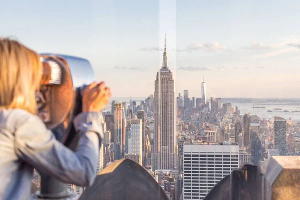 New york, États-Unis - 17 mai 2019 : New york, États-Unis - 17 mai 2019 : Vue arrière d'une femme qui regarde à travers des jumelles à l'Empire State Building de New York — Photo