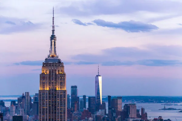 New York, USA - 17 maggio 2019: skyline di New York City con l'Empire State Building al tramonto blu — Foto Stock