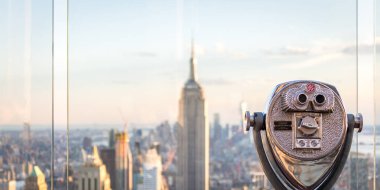 New York, Usa - 17 Mayıs 2019: Manhattan, New York şehir merkezindeki tarihi yerlere bakan antika dürbünler
