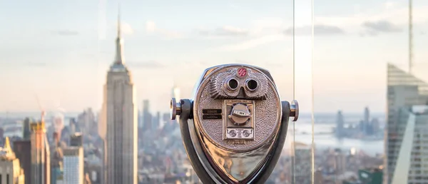 New York, États-Unis - 17 mai 2019 : Panorama avec jumelles regardant les toits du centre-ville de Manhattan, New York, États-Unis — Photo