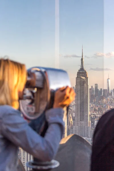 New York, États-Unis - 17 mai 2019 : New York, États-Unis - 17 mai 2019 : Vue arrière d'une femme regardant à travers un viseur binoculaire à New York Skyline — Photo