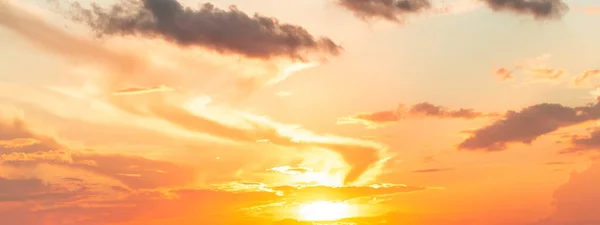 背景に雲と日の出の空の劇的なパノラマ — ストック写真